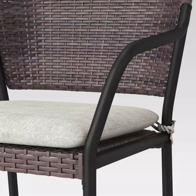 Ensemble bistrot de patio extérieur en acier 3 pièces résistant à la rouille avec coussins marron foncé - Room Essentials™ : Cadre en acier, table en verre trempé