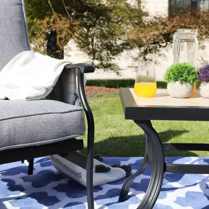 Ensemble de salle à manger 3 pièces pour bistro en acier avec chaises à accoudoirs - Gris - Lokatse : Ensemble de conversation extérieur, coussins amovibles