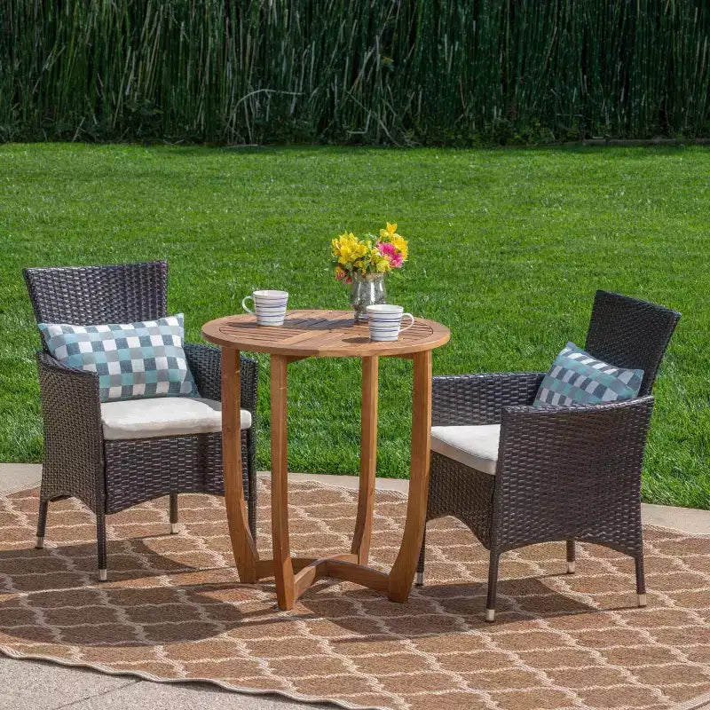 Ensemble de bistrot 3 pièces en bois d'acacia et osier Ellie – Marron/beige – Christopher Knight Home : Résistant aux intempéries avec coussins en polyester
