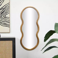 Miroir mural en bois ondulé 47x20 po avec cadre nervuré, or - Olivia & May