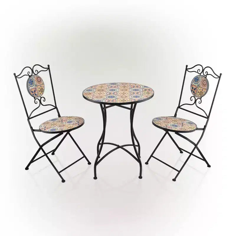 Ensemble de table et de chaises de patio 3 pièces au design de tuiles méditerranéennes pour l'intérieur/l'extérieur - Alpine Corporation : Ensemble de bistro en fer résistant aux intempéries