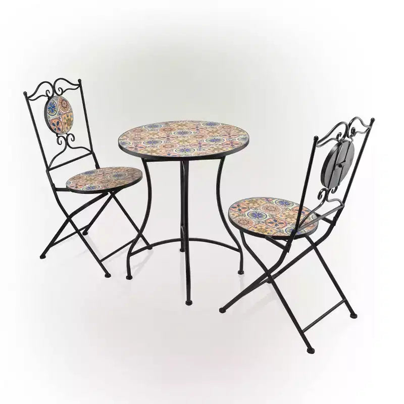 Ensemble de table et de chaises de patio 3 pièces au design de tuiles méditerranéennes pour l'intérieur/l'extérieur - Alpine Corporation : Ensemble de bistro en fer résistant aux intempéries