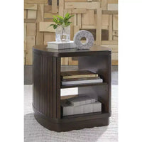 Table d'appoint contemporaine Signature Design by Ashley Korestone avec étagère de rangement, brun foncé