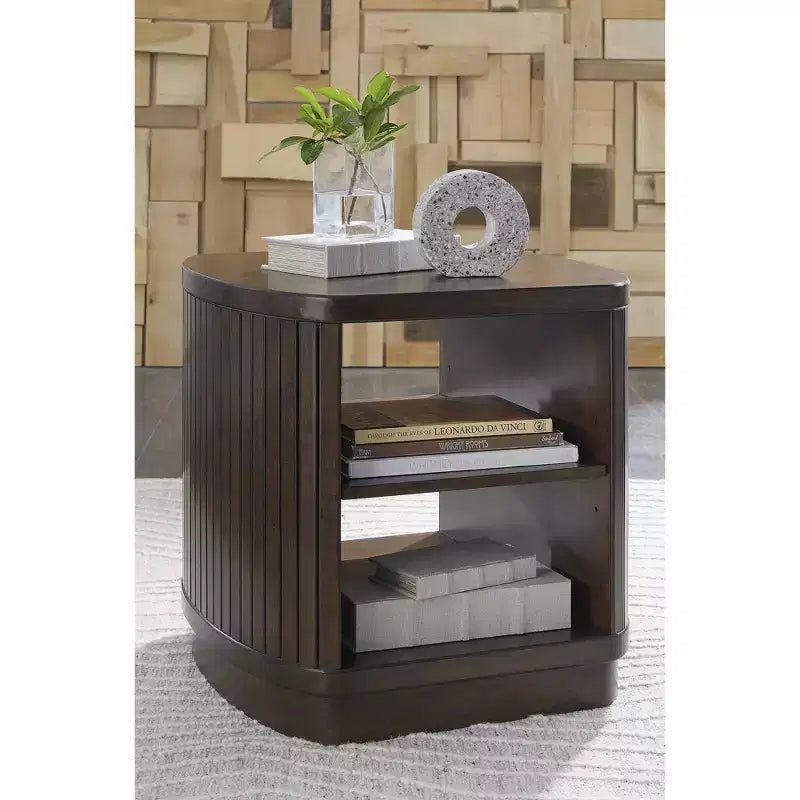 Table d'appoint contemporaine Signature Design by Ashley Korestone avec étagère de rangement, brun foncé