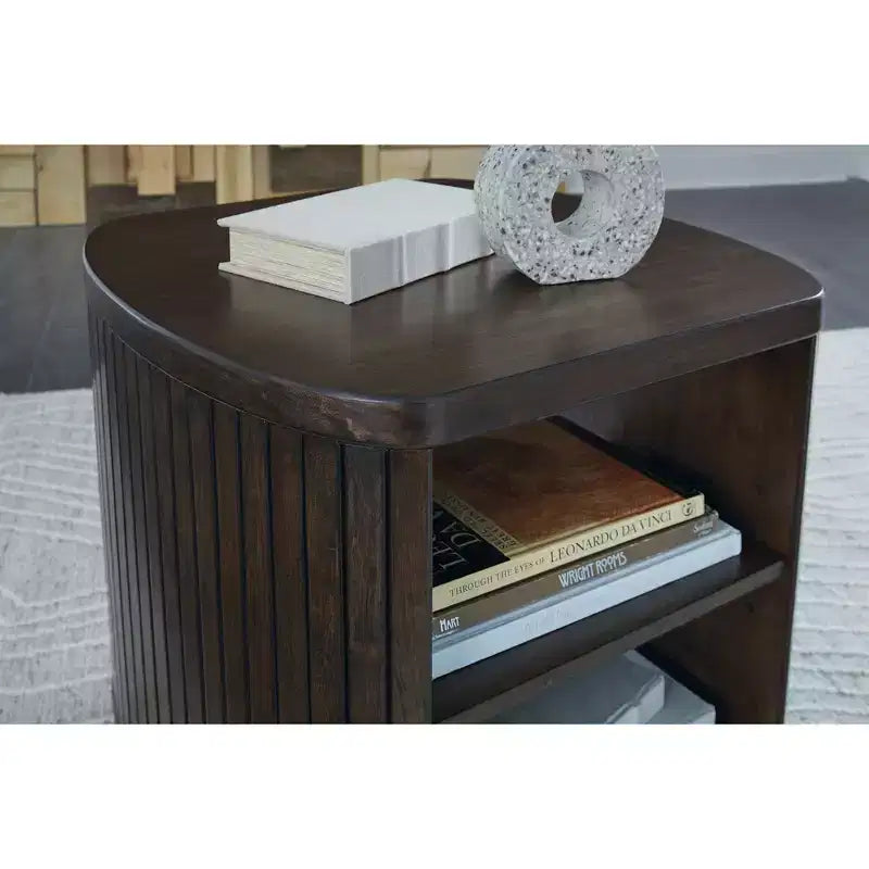 Table d'appoint contemporaine Signature Design by Ashley Korestone avec étagère de rangement, brun foncé