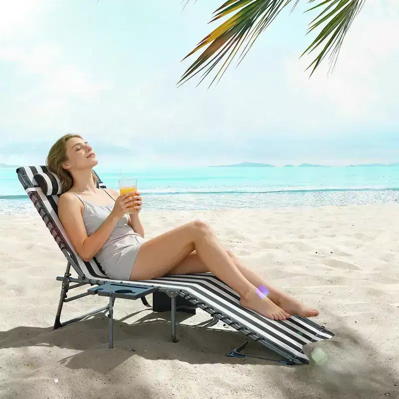 Outsunny Chaise longue pliante de bronzage extérieure avec dossier réglable 5 niveaux, table latérale, oreiller, poche pour cour, plage, piscine