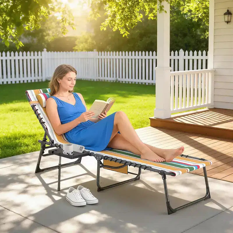 Outsunny Chaise longue pliante de bronzage extérieure avec dossier réglable 5 niveaux, table latérale, oreiller, poche pour cour, plage, piscine