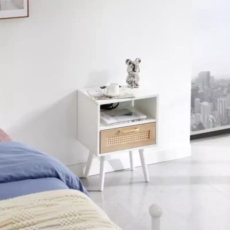 Table d'appoint en rotin 15.75 avec prise de courant et ports USB, table de chevet moderne avec tiroir et pieds en bois massif, table d'appoint pour salon, chambre, blanc