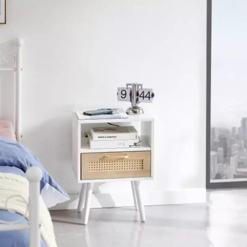 Table d'appoint en rotin 15.75 avec prise de courant et ports USB, table de chevet moderne avec tiroir et pieds en bois massif, table d'appoint pour salon, chambre, blanc