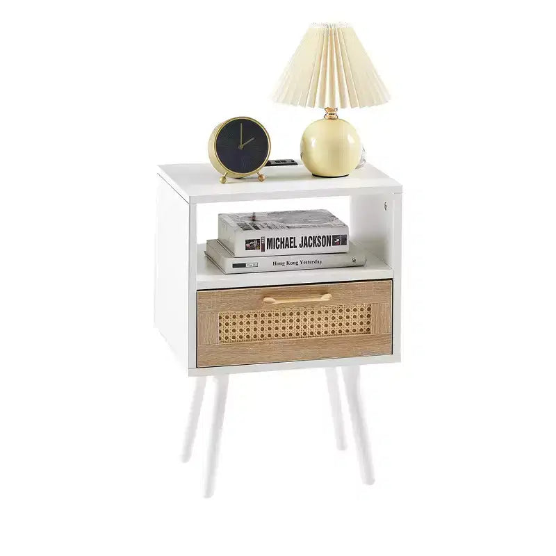 Table d'appoint en rotin 15.75 avec prise de courant et ports USB, table de chevet moderne avec tiroir et pieds en bois massif, table d'appoint pour salon, chambre, blanc