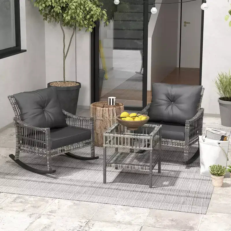 Ensemble de chaises à bascule d'extérieur en osier Outsunny, ensemble de mobilier de patio 3 pièces avec coussins rembourrés et table de rangement, ensemble de bistrot en rotin 2 places