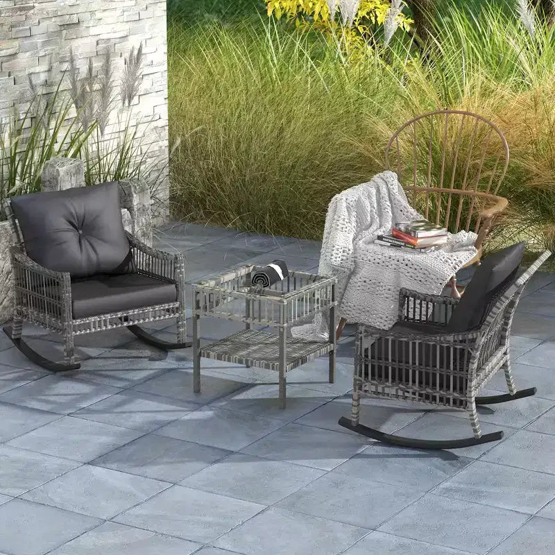 Ensemble de chaises à bascule d'extérieur en osier Outsunny, ensemble de mobilier de patio 3 pièces avec coussins rembourrés et table de rangement, ensemble de bistrot en rotin 2 places