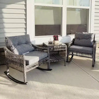 Ensemble de chaises à bascule d'extérieur en osier Outsunny, ensemble de mobilier de patio 3 pièces avec coussins rembourrés et table de rangement, ensemble de bistrot en rotin 2 places