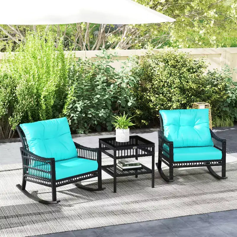 Ensemble de chaises à bascule d'extérieur en osier Outsunny, ensemble de mobilier de patio 3 pièces avec coussins rembourrés et table de rangement, ensemble de bistrot en rotin 2 places