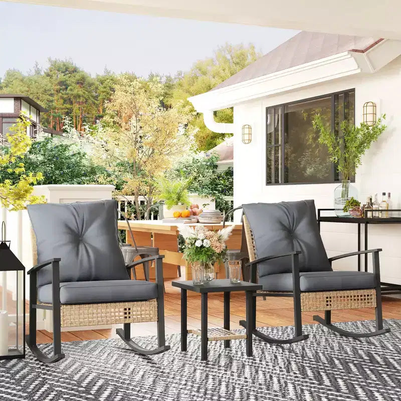 Outsunny Ensemble de Bistro 3 Pièces, Meubles de Patio en Rotin avec Coussins Boutonnés, Fauteuils à Bascule en Rotin et Table Basse