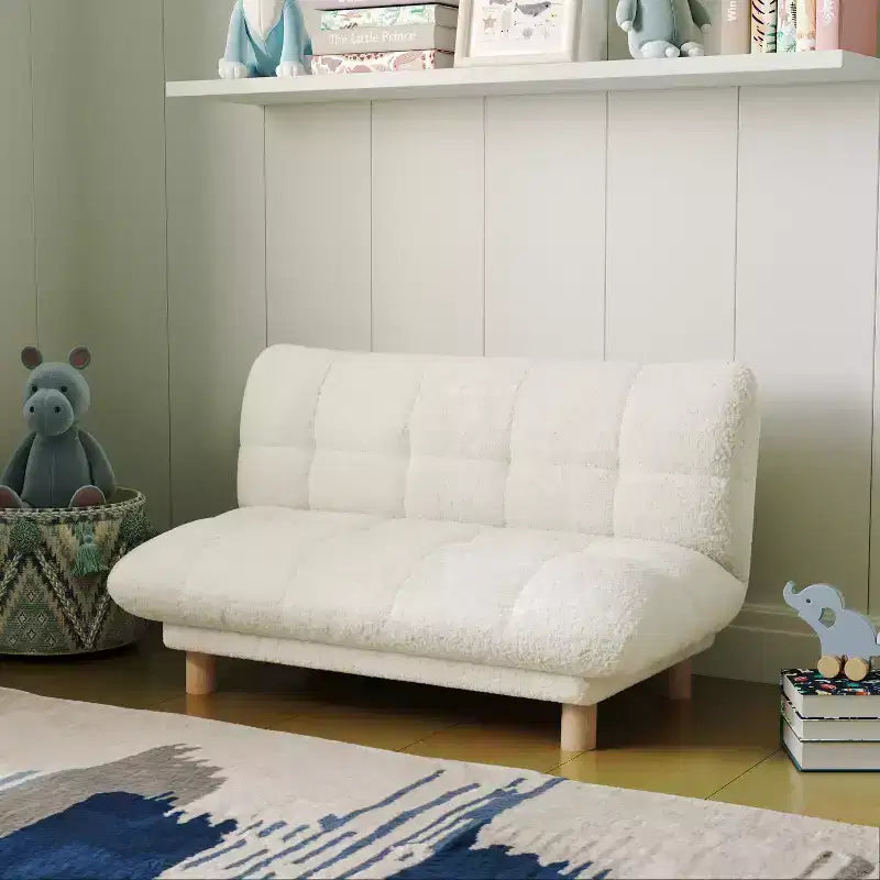 Canapé Enfant Rembourré en Fausse Fourrure de Mouton Buzz & Bloom avec Assise et Dossier Capitonnés, Pieds en Bois Guimauve