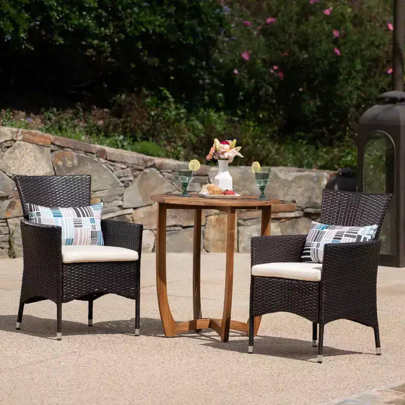 GDFStudio Brantly Ensemble bistro d'extérieur 3 pièces en bois d'acacia et résine tressée avec coussins