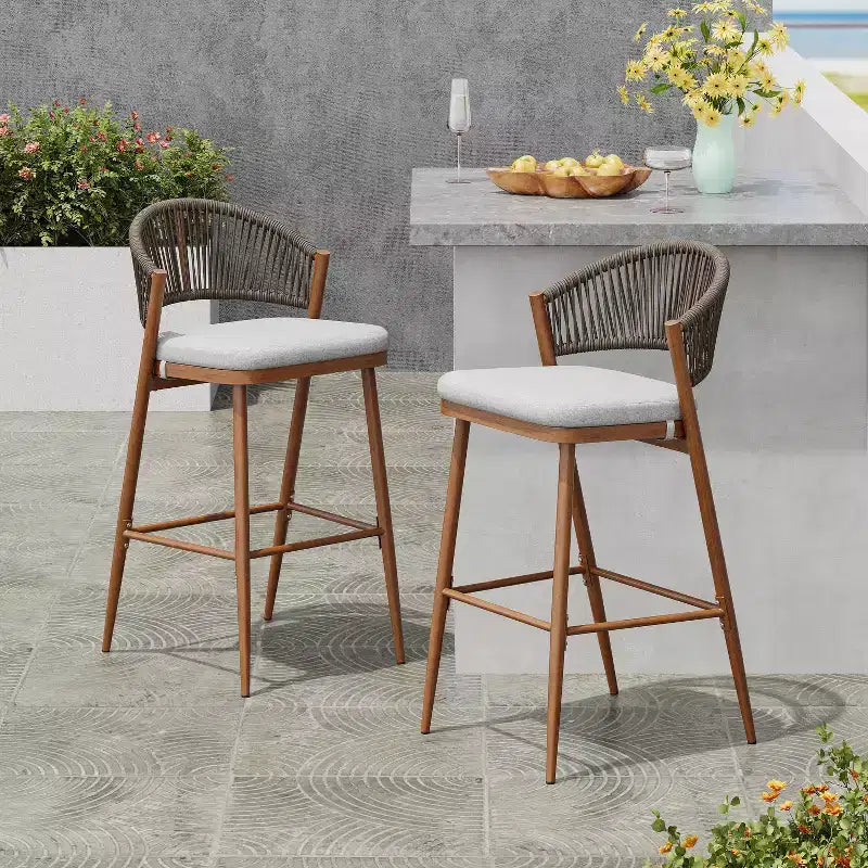 Christopher Knight Home Youssef Tabourets de bar extérieurs en aluminium et rotin 30 avec dossier festonné (lot de 2)