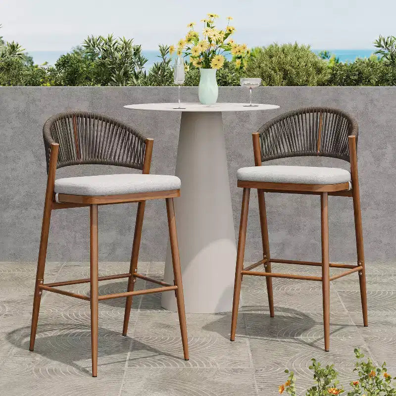 Christopher Knight Home Youssef Tabourets de bar extérieurs en aluminium et rotin 30 avec dossier festonné (lot de 2)