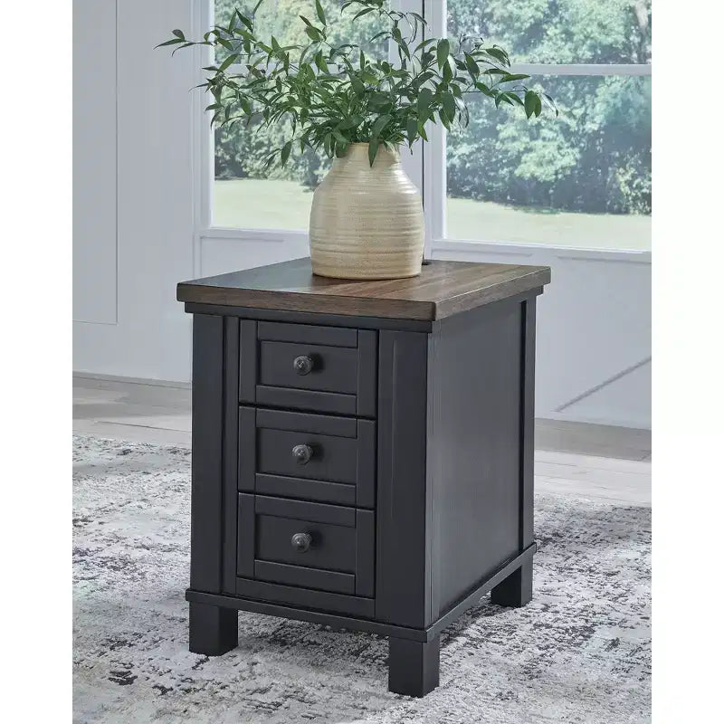 Signature Design by Ashley Wildenauer table d'appoint latérale de chaise 3 tiroirs avec charge USB, noir