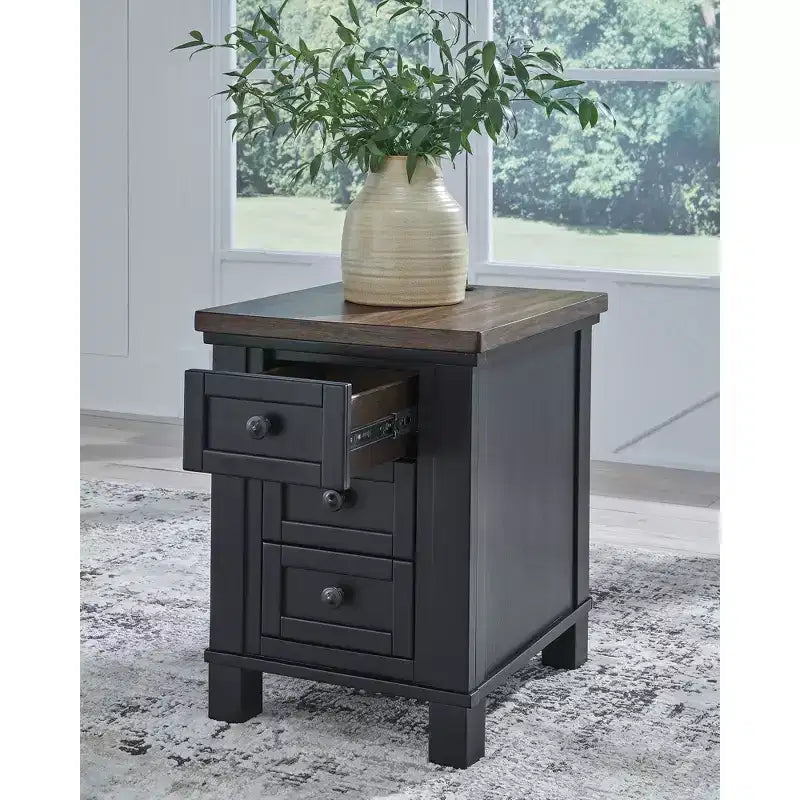 Signature Design by Ashley Wildenauer table d'appoint latérale de chaise 3 tiroirs avec charge USB, noir