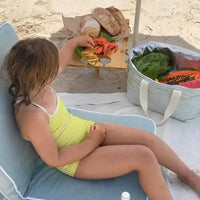 Sunnylife : Table de pique-nique portable - Le Weekend Natural - Support à snacks en bambou