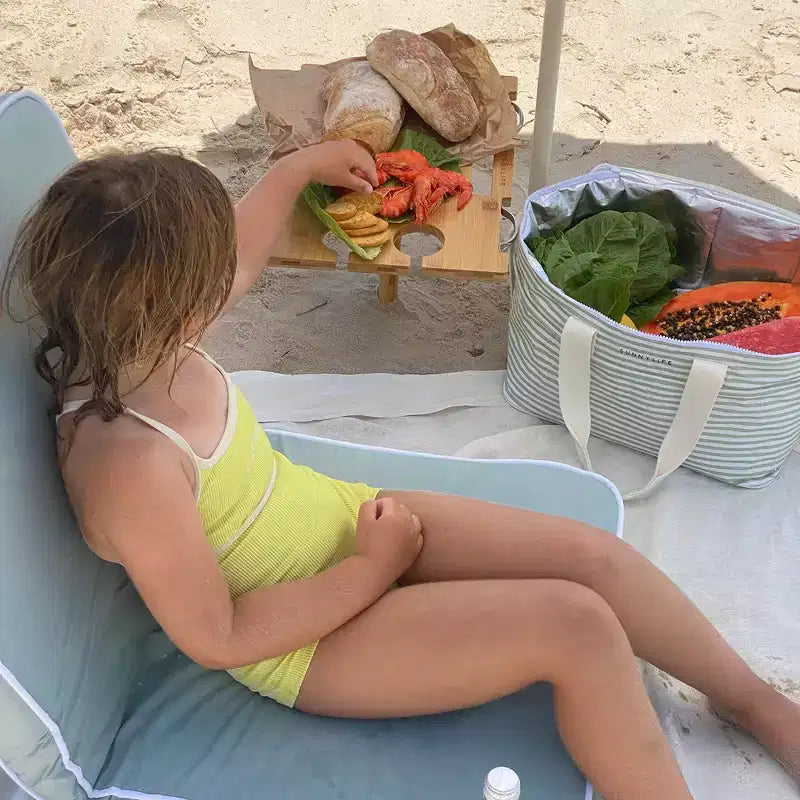 Sunnylife : Table de pique-nique portable - Le Weekend Natural - Support à snacks en bambou