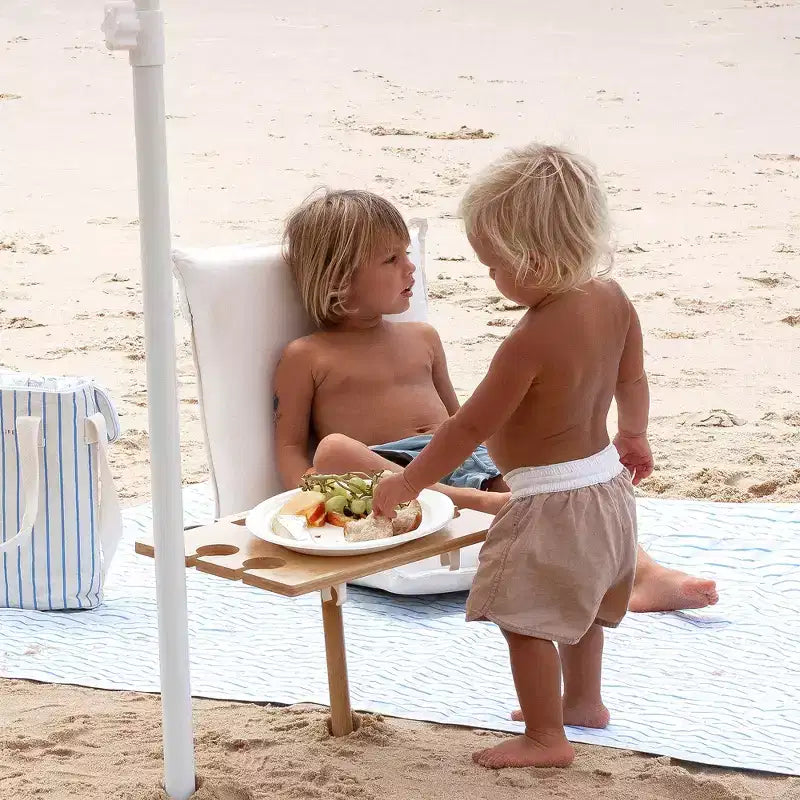 Sunnylife : Table de pique-nique portable - Le Weekend Natural - Support à snacks en bambou