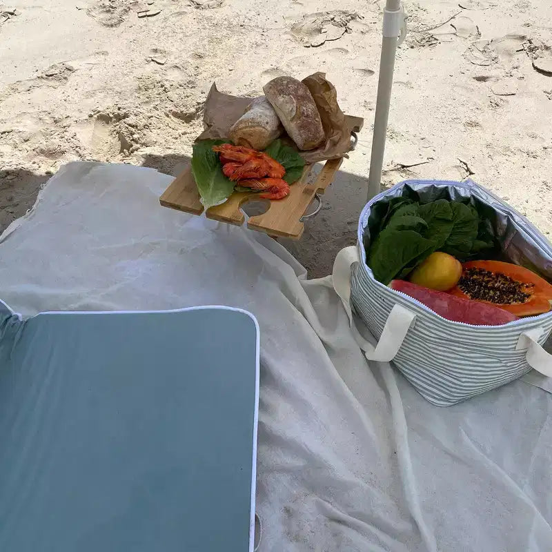 Sunnylife : Table de pique-nique portable - Le Weekend Natural - Support à snacks en bambou