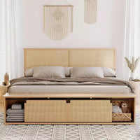 Cadre de lit en rotin naturel style bohème-ferme, rangement avec porte de grange coulissante et tête de lit lumineuse à LED, pieds de support en bois massif.