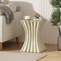 Table d'appoint artisanale onduleuse de style archaïque avec finition texturée beige