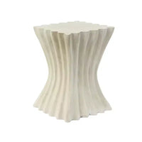 Table d'appoint artisanale onduleuse de style archaïque avec finition texturée beige