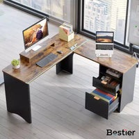 Bureau d'angle Bestier de 140 cm avec tiroirs, bureau d'ordinateur de bureau avec coins arrondis, support d'écran et panneaux cannelés, blanc et noyer
