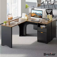 Bureau d'angle Bestier de 140 cm avec tiroirs, bureau d'ordinateur de bureau avec coins arrondis, support d'écran et panneaux cannelés, blanc et noyer