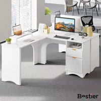 Bureau d'angle Bestier de 140 cm avec tiroirs, bureau d'ordinateur de bureau avec coins arrondis, support d'écran et panneaux cannelés, blanc et noyer