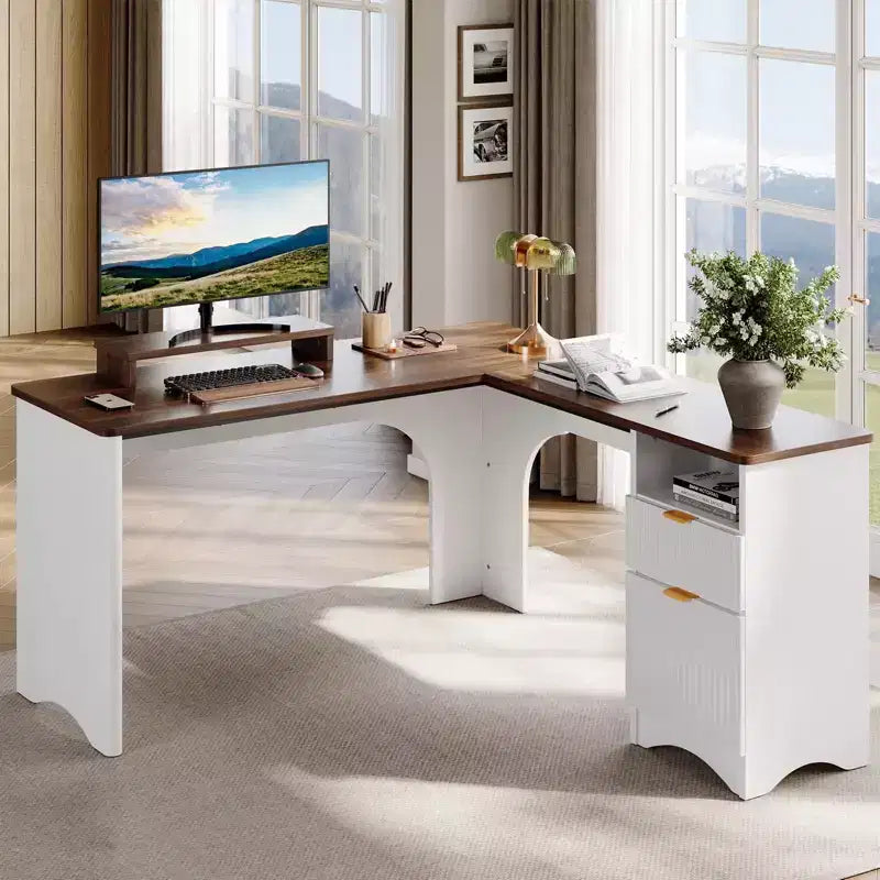 Bureau d'angle Bestier de 140 cm avec tiroirs, bureau d'ordinateur de bureau avec coins arrondis, support d'écran et panneaux cannelés, blanc et noyer