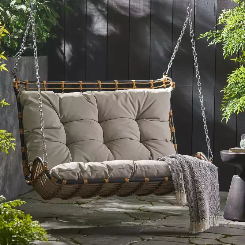 Banc balançoire de porche en osier Arruda de Christopher Knight Home avec coussins