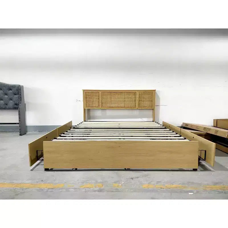 Cadre de lit bohème avec tête de lit en rotin naturel, plateforme en métal, support de lattes en bois solides, base de matelas robuste, aucun sommier tapissier requis.