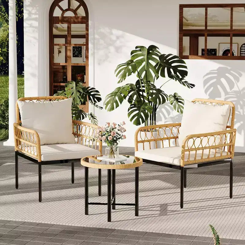 Ensemble de mobilier de patio d'extérieur 3 pièces avec 2 chaises rembourrées en rotin et table basse ronde en verre, ensemble résistant aux intempéries pour arrière-cour et bord de piscine, Beige