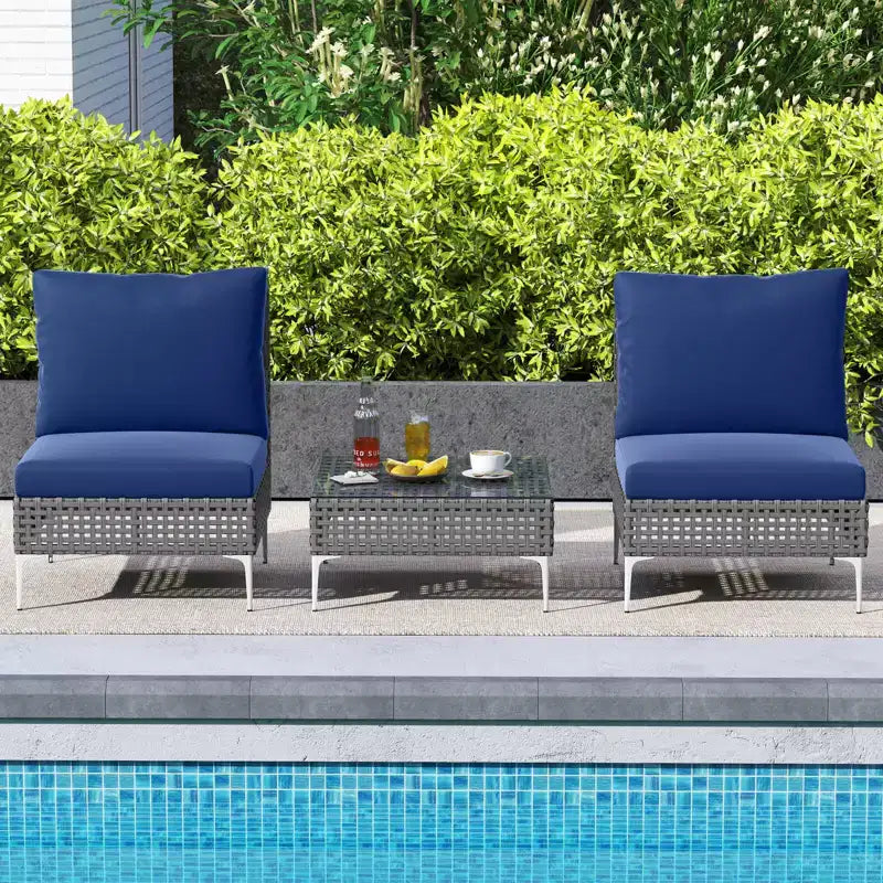 Ensemble de mobilier de patio Costway 3 pièces avec table basse en verre trempé, coussins moelleux pour le dossier et l'assise Bleu marine/Blanc/Gris