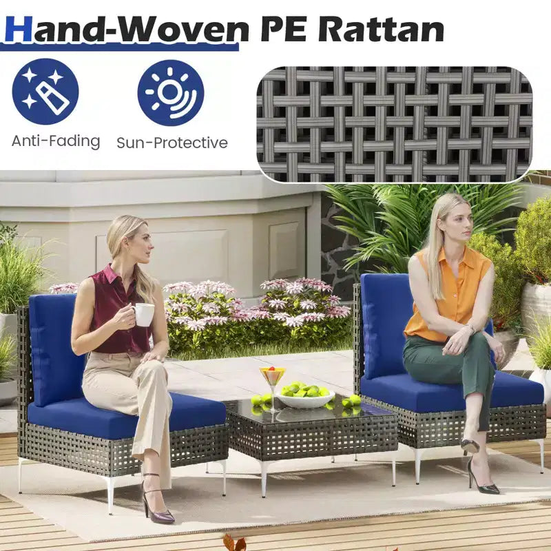 Ensemble de mobilier de patio Costway 3 pièces avec table basse en verre trempé, coussins moelleux pour le dossier et l'assise Bleu marine/Blanc/Gris