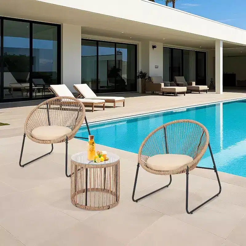 Ensemble de salon d'extérieur 3 pièces avec chaise Acapulco - Table d'appoint à plateau en verre et 2 chaises avec coussins, résine tressée PE, ensemble bistro de conversation de patio tout temps