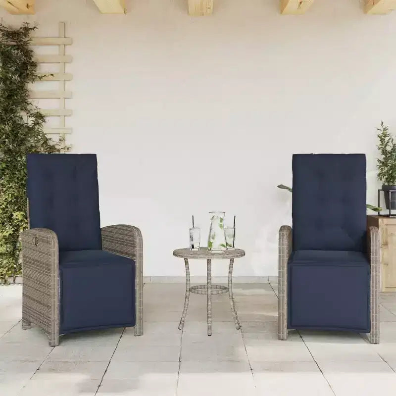 vidaXL Ensemble bistro réglable 3 pièces en résine tressée - Chaises inclinables grises avec coussins bleu marine et table ronde pour patio, jardin, balcon