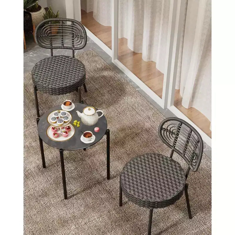 Ensemble de bistrot Acekool 3 pièces en osier – 2 chaises et une table en verre pour patio, balcon et petits espaces