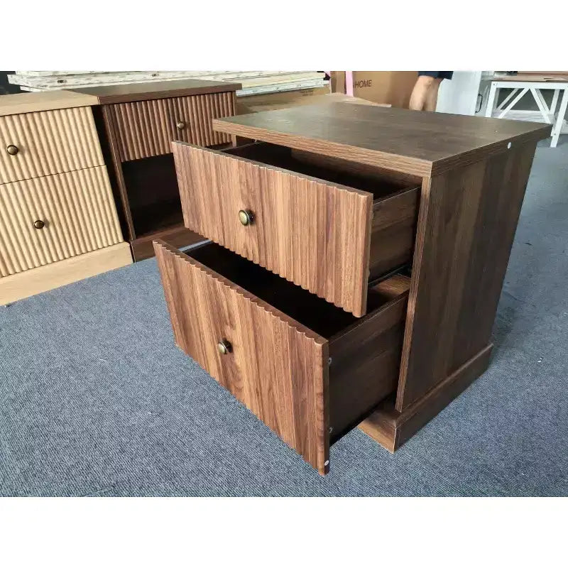 Table de chevet cannelée avec tiroirs, Table de chevet de style moderne du milieu du siècle pour le salon, Table de chevet marron avec rangement, Table d'appoint compacte