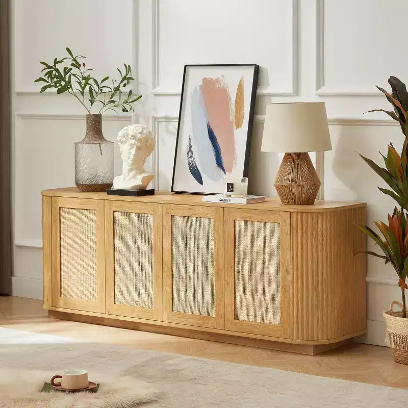 Meuble TV Japandi 64 po en rotin, console média avec coins arrondis cannelés et 4 portes en cannage - Panipeachy