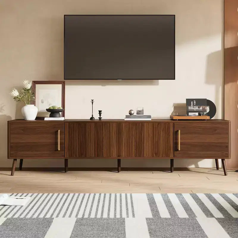 Meuble TV de 78 po pour téléviseurs jusqu'à 85 po, Console TV cannelée, Meuble TV en noyer, Meuble de divertissement avec porte à ouverture et fermeture amorties-ModernLuxe