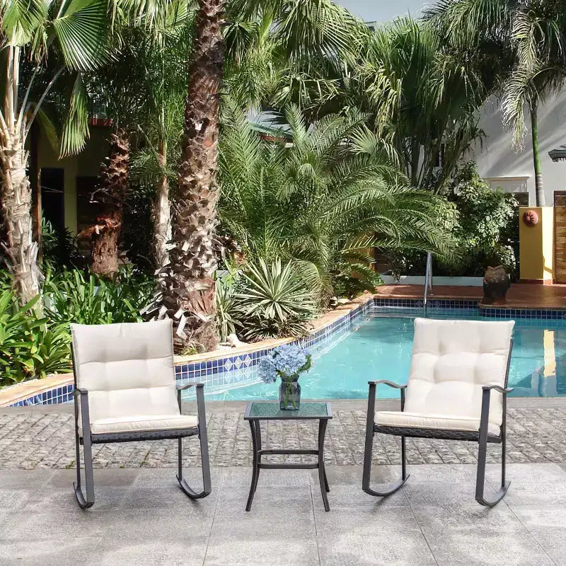 Ensemble de 3 fauteuils à bascule d'extérieur Celebalcony, petit ensemble de bistro en rotin tressé en PE pour porche avant, ensemble de fauteuils à bascule de patio rembourrés avec table en verre (beige)