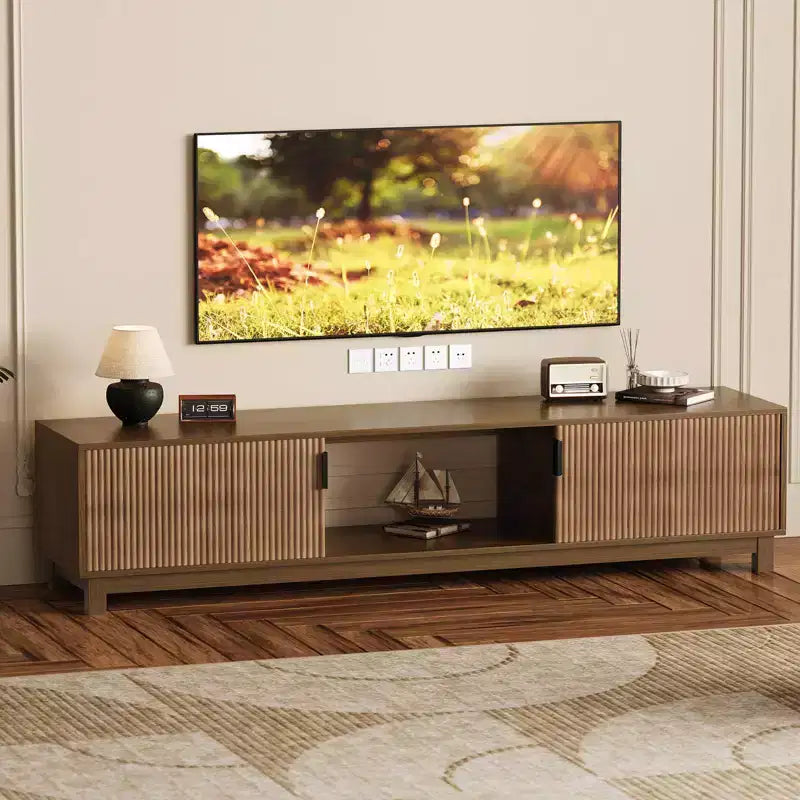Meuble TV cannelé 70 po en noyer pour téléviseurs jusqu'à 75 po - Console multimédia moderne du milieu du siècle avec rangement caché, étagères réglables et gestion des câbles