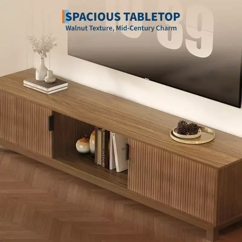 Meuble TV cannelé 70 po en noyer pour téléviseurs jusqu'à 75 po - Console multimédia moderne du milieu du siècle avec rangement caché, étagères réglables et gestion des câbles